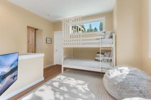 Walk to Everything! Hot tub, SHARC passes