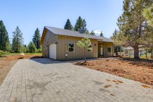 2 Mi to Lake Almanor: Home w Golf Course Views!