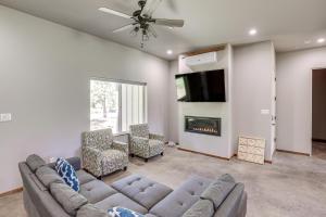 2 Mi to Lake Almanor: Home w Golf Course Views!