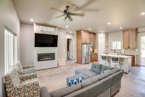 2 Mi to Lake Almanor: Home w Golf Course Views!