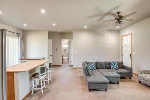 2 Mi to Lake Almanor: Home w Golf Course Views!