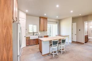2 Mi to Lake Almanor: Home w Golf Course Views!