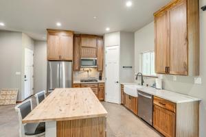 2 Mi to Lake Almanor: Home w Golf Course Views!