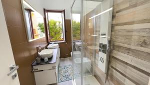 Blu Caletta - waterfront apartment with garden