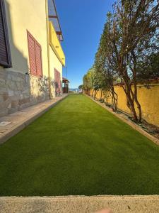 Blu Caletta - waterfront apartment with garden