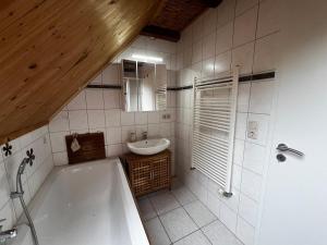 Maisonette Ferienwohnung, fußläufig zum Fleesensee mit eigenem Garten