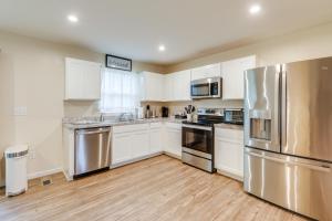 Sunlit Milford Townhome Less Than 2 Mi to Riverwalk!