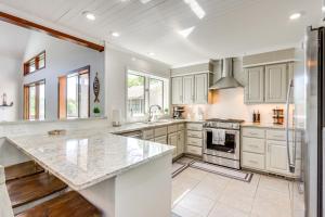 Swim & Boat Docks: Lakefront Gem in Bella Vista!