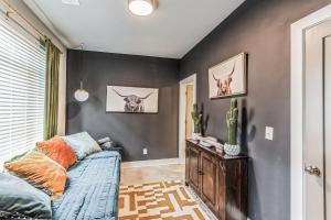 Boho Townhome for 12 Close to DT