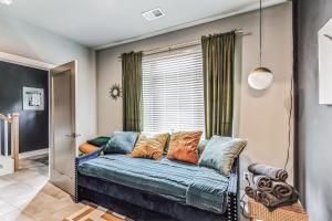 Boho Townhome for 12 Close to DT