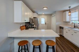 Centrally Located Cozy Pet Friendly Cottage