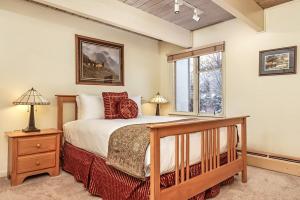 Chateau Chaumont Unit 9, Second-Floor Corner Condominium with Prime Location in Aspen