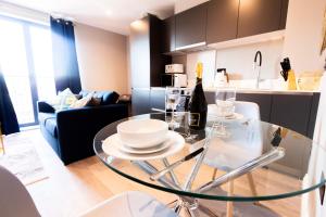 Modern 1BR Apt with City Views - Walk to Leeds CC