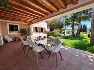Casa Bet con piscina y jardín.