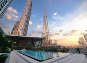 Luxury 2BR with Full Burj Views 2min Walk to Dubai Mall - 4hvězdičkové hotely ve městě Dubaj