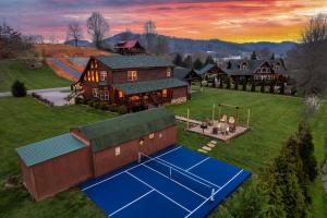 Luxury Cabin with Hot Tub Game Room & Pickle Ball