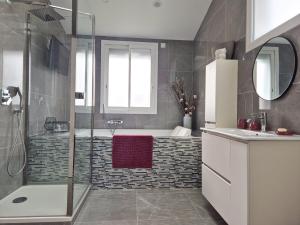 Villas Villa Elegante a Berre-les-Alpes - Terrasse, Piscine & Vue Panoramique : photos des chambres