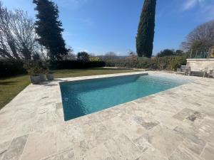 Villa Élégante à Berre-les-Alpes - Terrasse, Piscine & Vue Panoramique