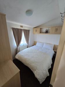 FI005 Loomy Escapes Caravan at St Osyth Beach Essex