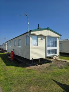 FI005 Loomy Escapes Caravan at St Osyth Beach Essex
