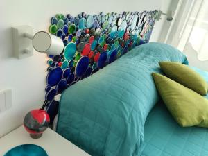 Habitación con cama extragrande.