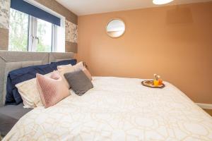 The Monument Apartment, 2 Bedrooms, 2 Bathrooms, Private Balcony, Open Plan kitchen, Recently Renovated, Code-Access Development, Free Multi Car Park, Ideal Location