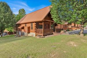 3 BDR Log Cabin in Cozy Resort with Private Hot Tub