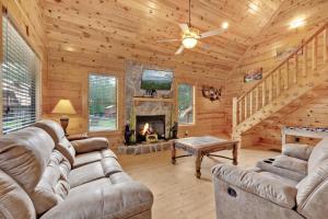 3 BDR Log Cabin in Cozy Resort with Private Hot Tub