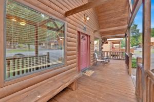 3 BDR Log Cabin in Cozy Resort with Private Hot Tub