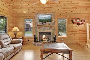 3 BDR Log Cabin in Cozy Resort with Private Hot Tub