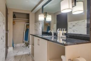 Quaint Retreat for 2 Heart of DT Near Broadway