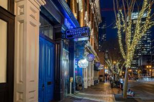 Charming Retreat for 2 Near Downtown & Broadway