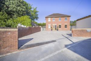 Luxury Coach House Sleeps 12 Five Bedrooms - 3hvězdičkové hotely ve městě Bridgend