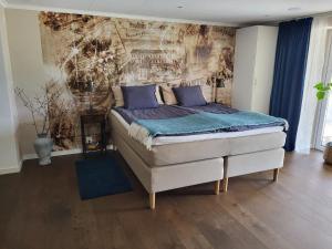 Bright comfortable guest suite close to both swimming, nature and city