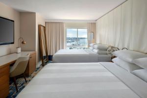 Queen Room with Water View room in Newport Marriott