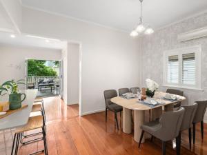 Stylish 4Bedroom Stay Outdoor Dining and City Access