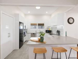 Stylish 4Bedroom Stay Outdoor Dining and City Access