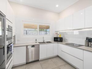 Stylish 4Bedroom Stay Outdoor Dining and City Access