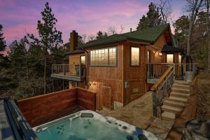 Bear Moon Manor with a Hot Tub