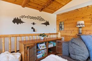 Bear Moon Manor with a Hot Tub