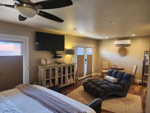 Robins Red Rock Getaway Suite B