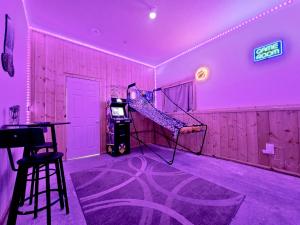 3BR Home w Game Room by The Village, Lake & Summit