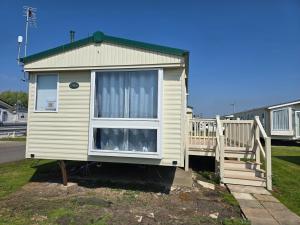 FI005 Loomy Escapes Caravan at St Osyth Beach Essex