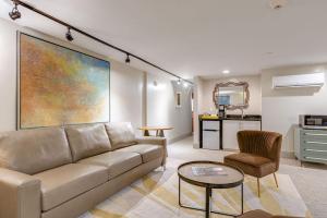 Studio Retreat for 4 Near DT Walk to Broadway