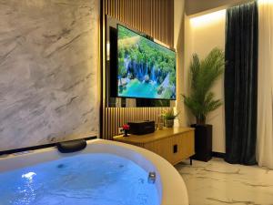 Olympus Luxury Collection - Spa Suite with Jacuzzi - City Center