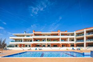 Lagos Apt with pool and huge balcony Very close to Beach and Marina