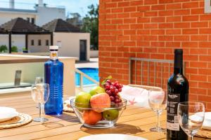 Lagos Apt with pool and huge balcony Very close to Beach and Marina