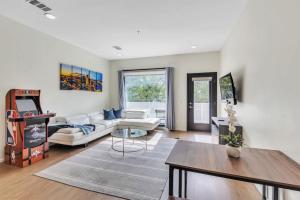 Trendy Apt for 8 in Highly Walkable Neighborhood