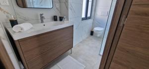 Appartements SUPERBE APPARTEMENT porte de la Cite Medievale entierement renove tres bien equipe 6 pers balcon clim parking prive devant : photos des chambres