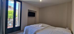 Appartements SUPERBE APPARTEMENT porte de la Cite Medievale entierement renove tres bien equipe 6 pers balcon clim parking prive devant : photos des chambres